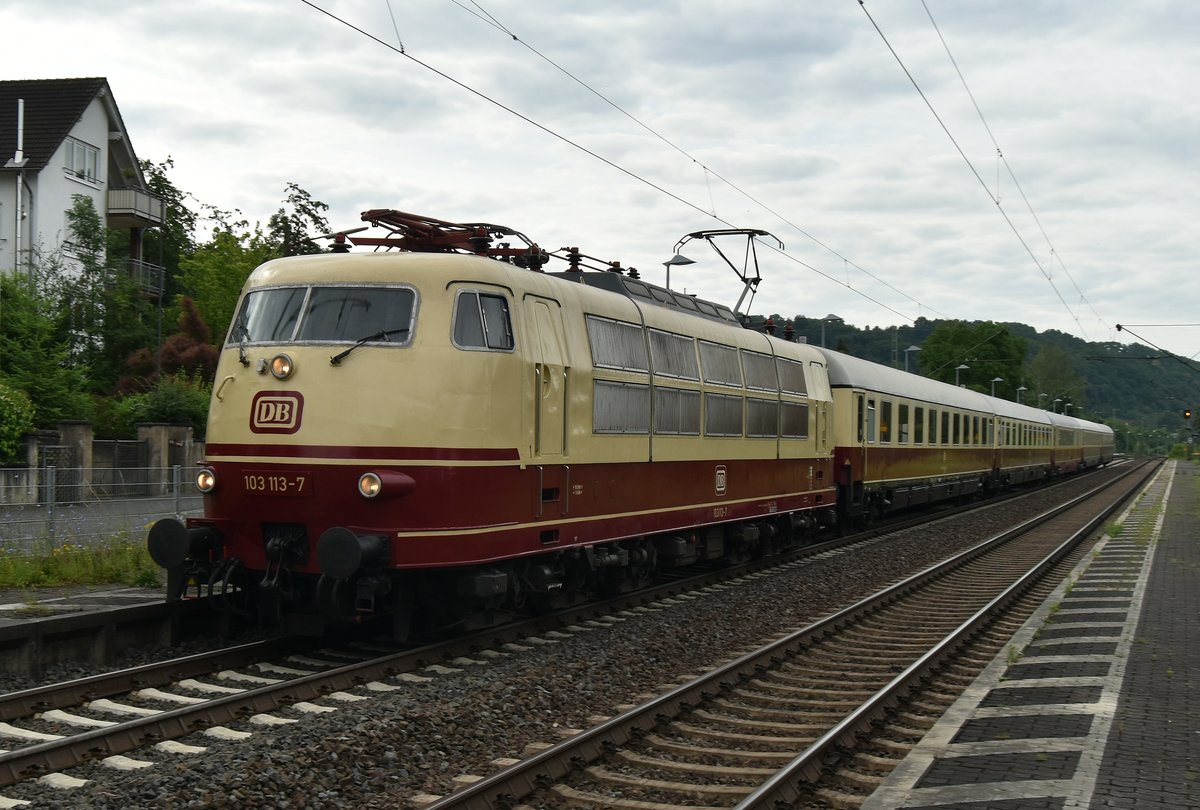 Durch Leubsdorf kam unerwartet die 103 113-7 mit einem fünf Wagenzug gen Linz über die rechte Rheinstrecke am Samstag den 16.6.2018