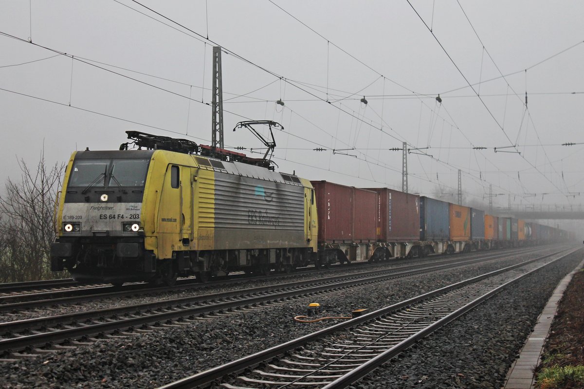 Durch den Nebel am 23.12.2016 kämpfte sich die MRCE/ERSR ES 64 F4-203 (189 203-3) mit dem DGS 40030 (Melzo Scalo - Rotterdam Waalhaven), als sie durch die Gleisanlagen von Müllheim (Baden) gen Norden fuhr.