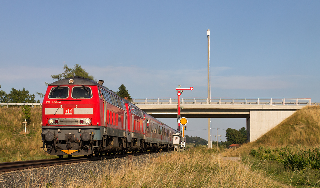 Durch den Neubau einer Straenberfhrung und eines Funkmastens hat sich die Umgebung rund um das Sontheimer Einfahrsignal verndert. Dennoch wollte ich die Kombination aus 218 und Formsignal auch hier nochmals aufnehmen. Mit dem verspteten RE 57414 (Mnchen Hbf - Memmingen) passierte 218 460-4 zusammen mit einer weiteren Kemptner 218 am Abend des 16. August 2013 die Fotostelle.