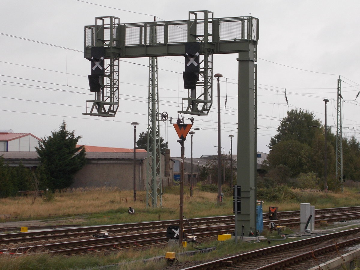 Durch die neue Signalbrücke(noch nicht in Betrieb),in Bergen/Rügen,ergibt sich die nächsten Jahre ein neues Fotomotiv.Aufnahme vom 04.Oktober 2017.