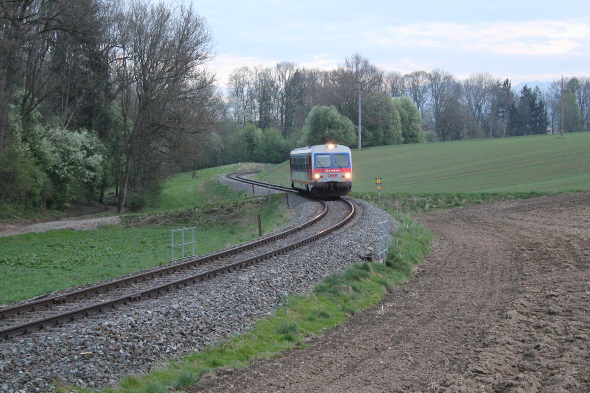 Durch die oftmalige Betätigung der Zughupe angekündigt, zuerst etwas leiser dann immer lauter hoerbar, kommt Triebwagen 5047 061-6 als R 3222 ins Sichtfeld und schlängelt sich im typischen Lokalbahncharakter hier zwischen den Stationen Wilfling und Voitsdorf auf der Almtalbahn dem Ziel Wels Hbf. entgegen. Hier ca. bei Km 11,0, April 2017