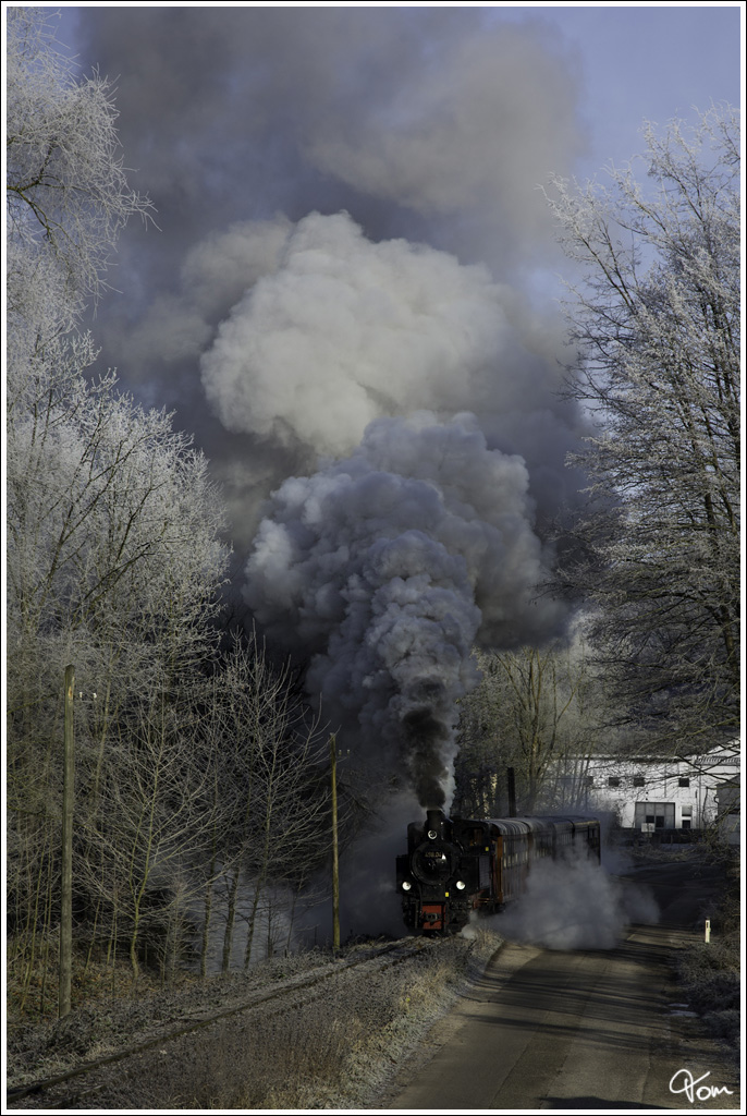 Durch das raureifige Steyrtal, zieht 498.04 einen Adventzug in Richtung Grünburg.
Letten 04.12.2016