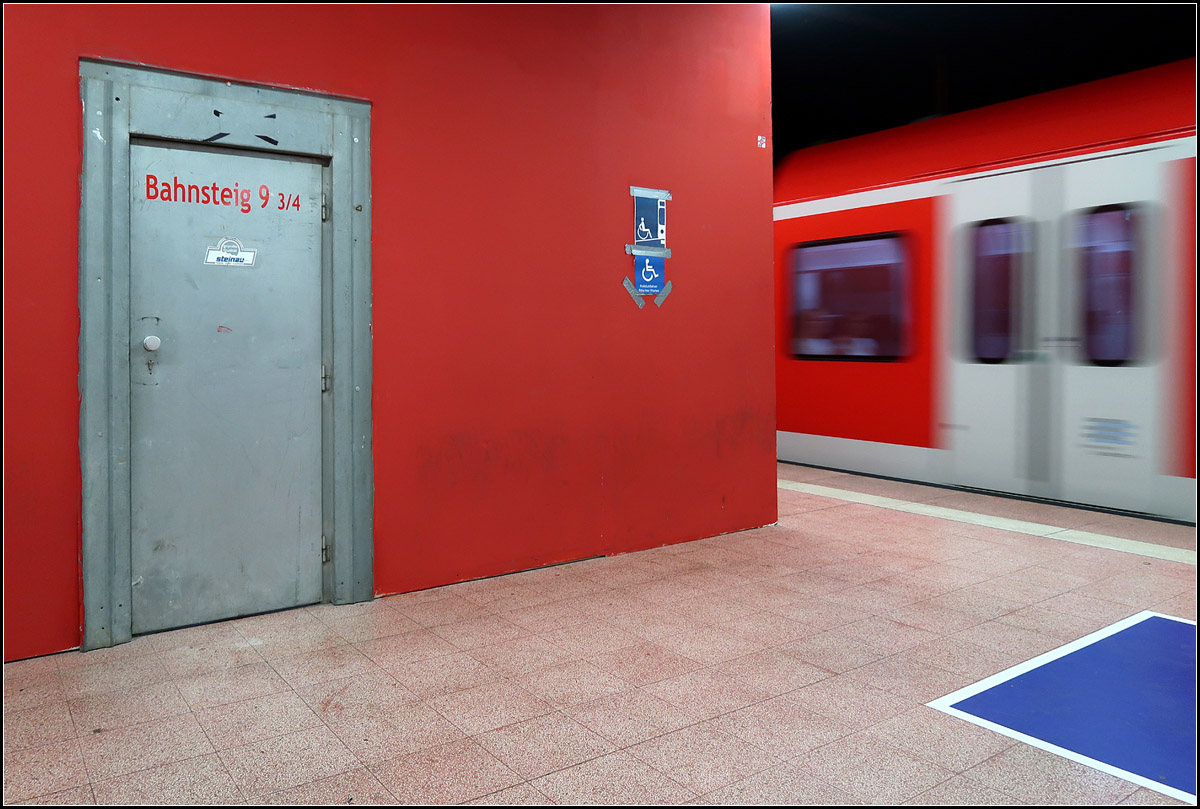 Durch diese Tür -

... kommt man zu dem dubiosen Bahnsteig 9 3/4 des Stuttgarter Hauptbahnhofes. Früher war hier ein Treppenaufgang von der S-Bahn zum Fernbahnhof, über den heutigen Bahnsteig 9 3/4 konnte ich leider nichts in Erfahrung bringen.

22.08.2017 (M)