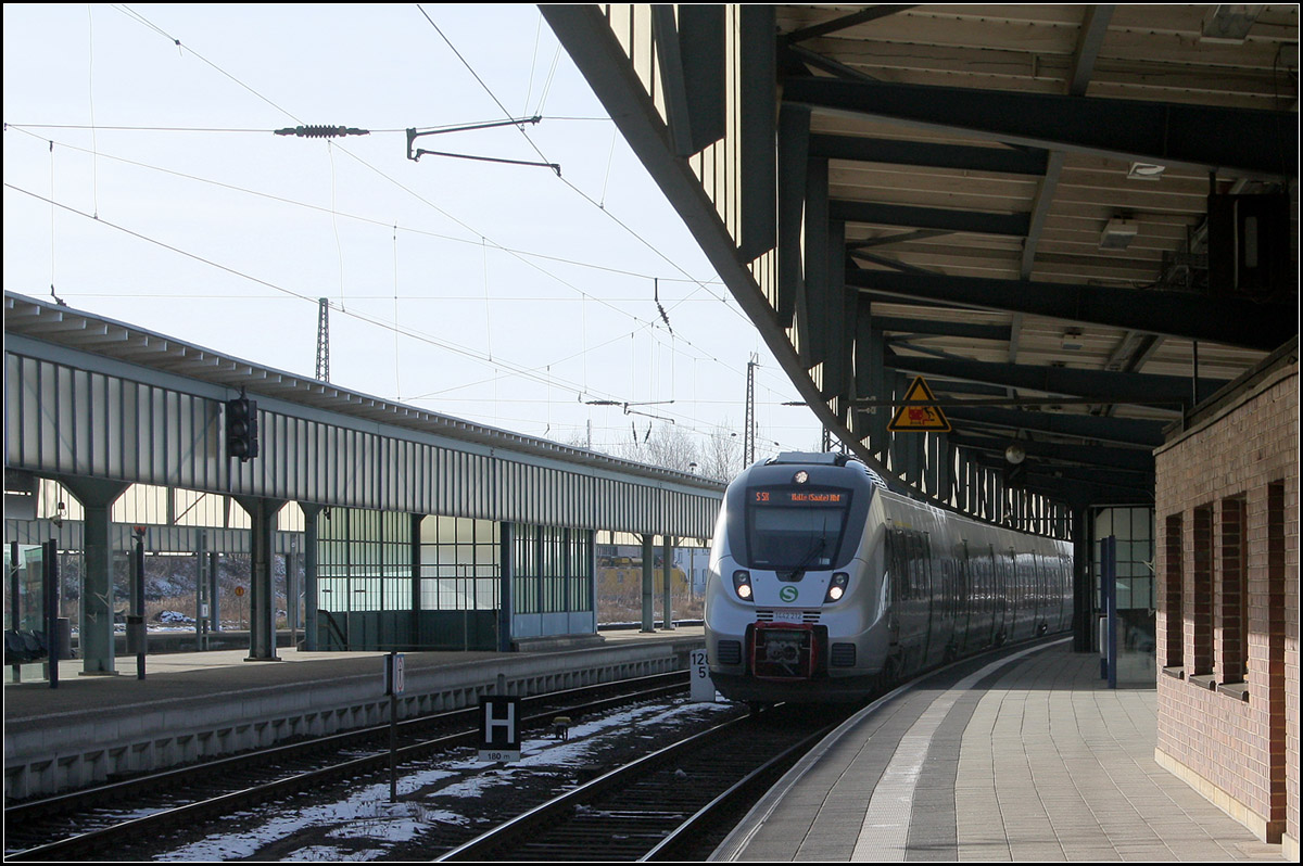 Durchaus ein schöner Bahnhof -

... der Zwickauer Hauptbahnhof auch im Bereich der Bahnsteige, hier mit einfahrendem Talent 2 der Linie S5X über Leipzig nach Halle.

01.02.2014 (M)