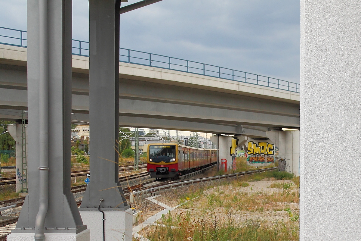 Durchblicke.
Eine S-Bahn der BR 481-482 auf der S 7 nach Springpfuhl  erreicht am 15.09.2018 das Berliner Ostkreuz.
