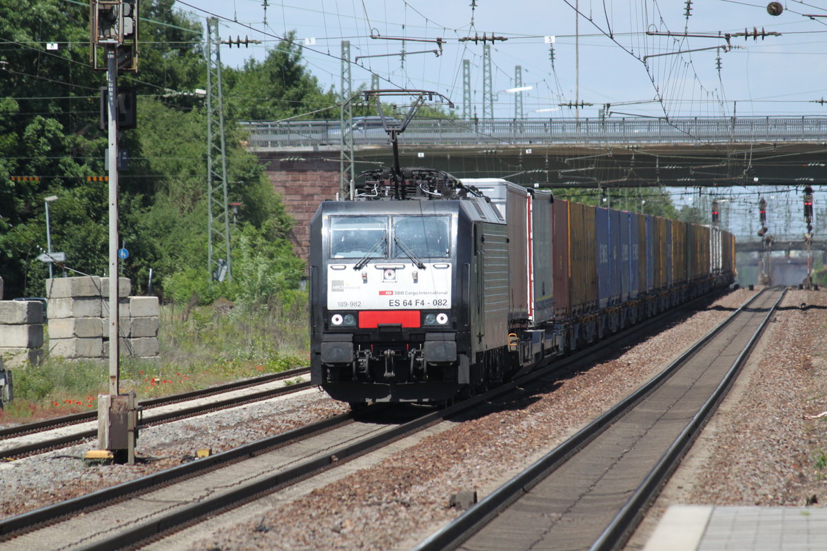 Durchfahrt von 189 982 mit einem Containerzug in Richtung Schweiz am 07.06.2017 in Graben-Neudorf.