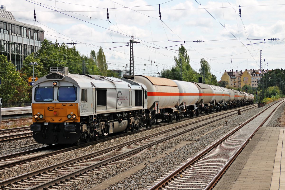 Durchfahrt von 247 046-6 (266 446-4) mit einem Gaskesselzug am 25.08.2015 in München  Heimeranplatz in Richtung München Laim.