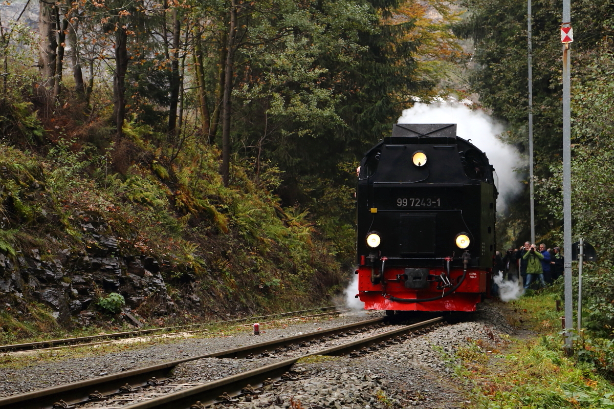 Durchfahrt von 99 7243 mit P 8967 am 17.10.2015 an der Anschlußstelle Steinbruch Unterberg. Dicht gedrängt bannen die Fahrgäste eines hier wartenden IG HSB-Sonderzuges dieses Ereignis auf ihre Speicherchips!