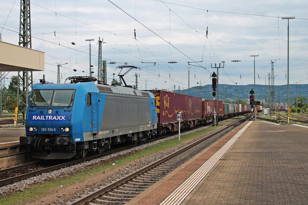 Durchfahrt am 04.08.2015 von 185 510-5  Railtraxx  mit einem Containerzug nach Aachen West/Antwerpen in Basel Bad Bf in Richtung Weil am RHein.