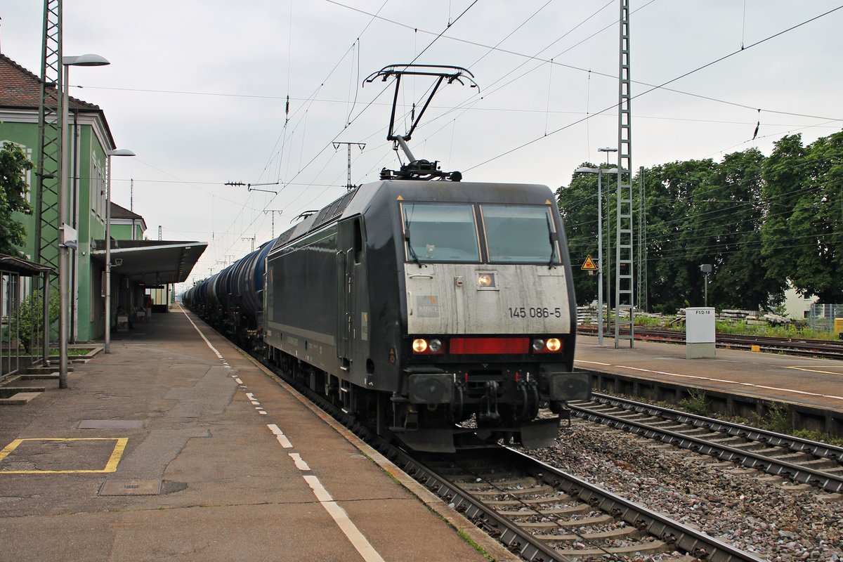 Durchfahrt am 05.06.2015 von MRCE/RheinCargo 145 086-5 mit einem Kesselwagenzug in Müllheim (Baden) in Richtung Freiburg.