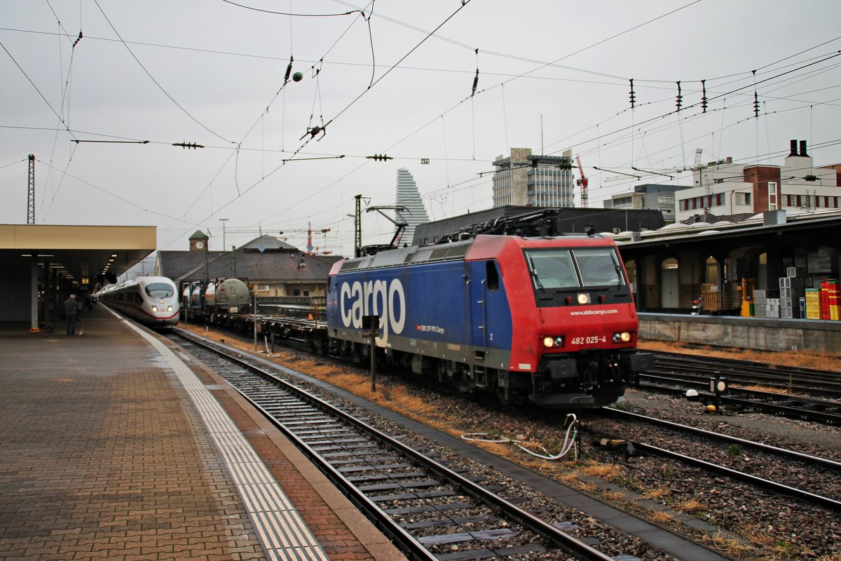 Durchfahrt am 06.10.2015 von Re 482 025-4 mit einem Containerzug über Gleis 1 durch den Badischen Bahnhof von Basel in Richtung Deutschland.