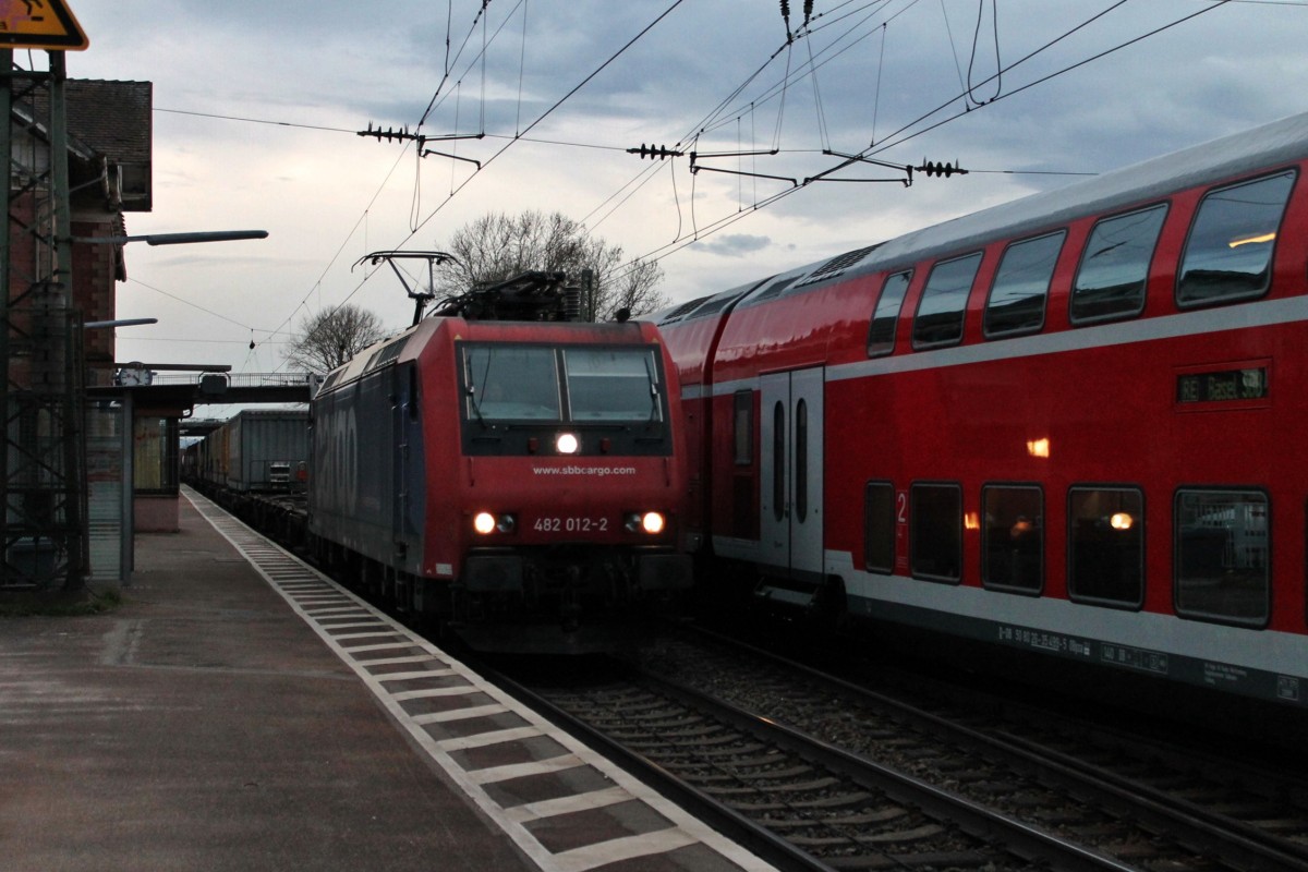 Durchfahrt am 09.01.2014 von SBB Cargo Re 482 012-2 mit einem Containerzug aus Italien nach Belgien in Orschweier gen Offenburg.