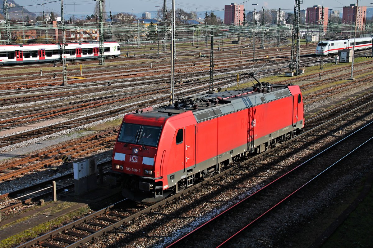 Durchfahrt am 09.03.2016 von 185 286-2 über Gleis 1 durch den Badiscehn Bahnhof von Basel, nachdem sie einen Güterzug in den Rangierbahnhof von Muttenz gebracht hatte, in Richtung Basel Bad Rbf.