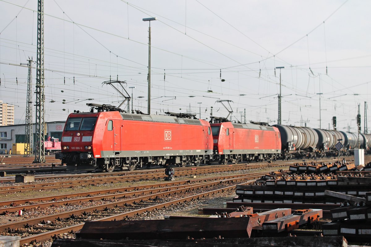 Durchfahrt am 10.02.2017 von 185 086-6 zusammen mit 185 096-5 und einem schweren Kesselzug durch den Badischen Bahnhof von Basel in Richtung Weil am Rhein.