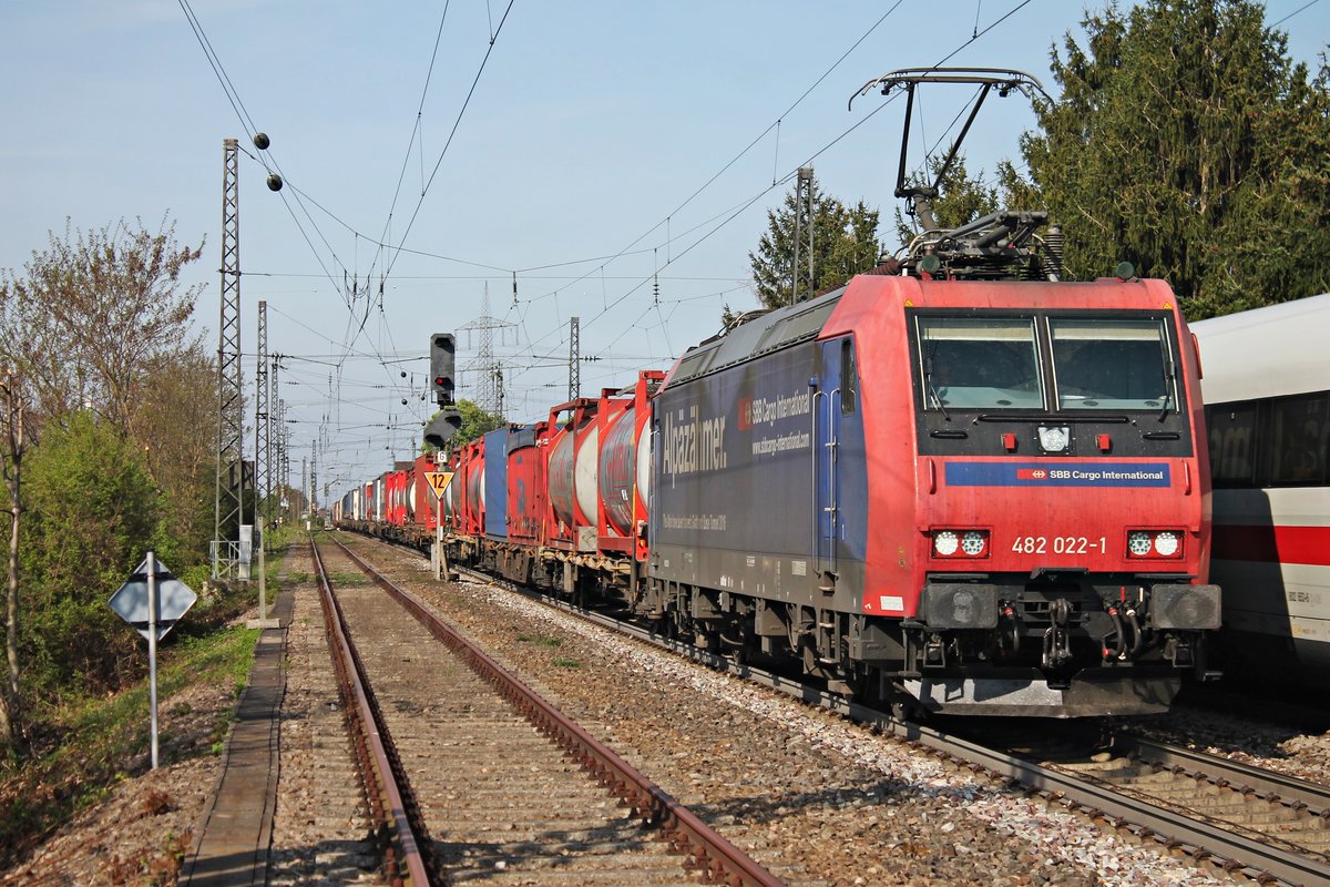 Durchfahrt am 11.04.2017 von Re 482 022-1  Alpäzähmer  mit einem Containerzug, den sie seit Aachen West bespannte, in Heitersheim in Richtung Basel. (Fotostelle hinter einem Prellbock)