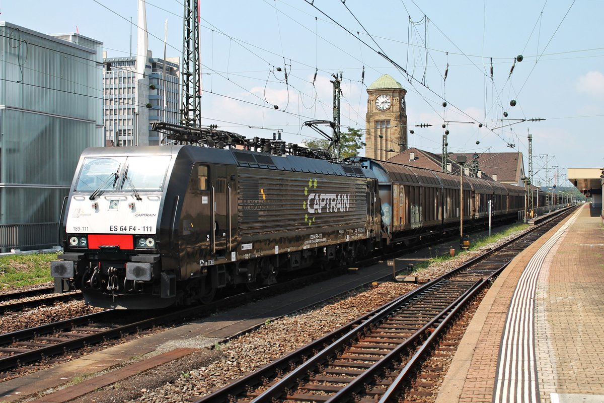 Durchfahrt am 11.08.2015 von ES 64 F4-111 (189 111-8)  Captrain  mit einem Papierzug aus Schweden nach Italien in Basel Bad Bf über Gleis 1 in Richtung Rangierbahnhof Muttenz.