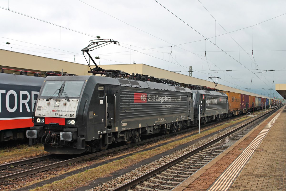 Durchfahrt am 13.05.2016 von MRCE/SBBCI ES 64 F4-102 (189 102-7)  SBB Cargo International  zusammen mit MRCE/SBBCI ES 64 F4-284 (189 284-3)  Alpäzähmer  und einem Containerzug über Gleis 4 durch den Badischen Bahnhof von Basel in Richtung Norden.