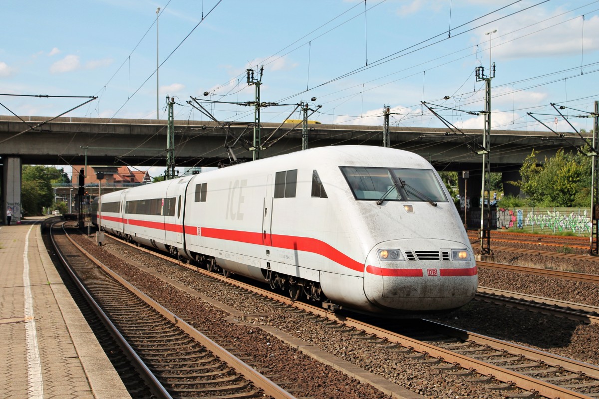 Durchfahrt am 13.08.2014 von 401 518-6 in Hamburg Harburg gen Süden.