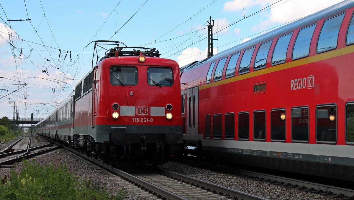 Durchfahrt am 14.05.2014 vom Pbz 78655 (Karlsruhr Hbf - Basel Bad Bf) in Müllheim (Baden), der an diesem Tag außerplanmäßig von der 115 261-0 bespannt wurde. Sie soll am nächsten Tag den 403 057 von Basel nach Günzburg schleppen.