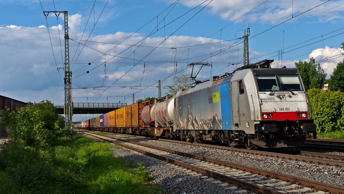 Durchfahrt am 14.05.2014 von Railpool/BLS Cargo 186 101 mit einem Containerzug in Müllheim (Baden) gen Süden.