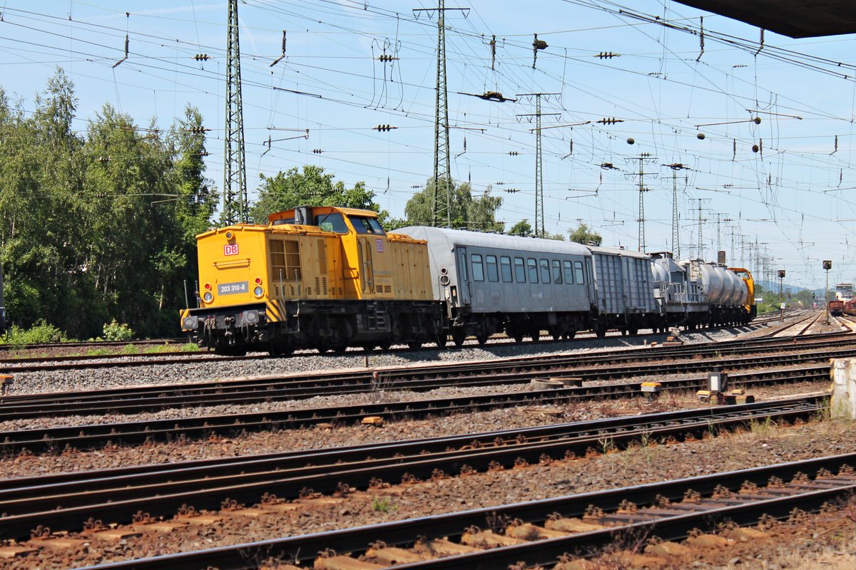 Durchfahrt am 14.06.2015 von 203 310-8 zusammen mit 203 316-5 und dem Unkrautvernichtungszug in Koblenz Lützel gen Bonn.
