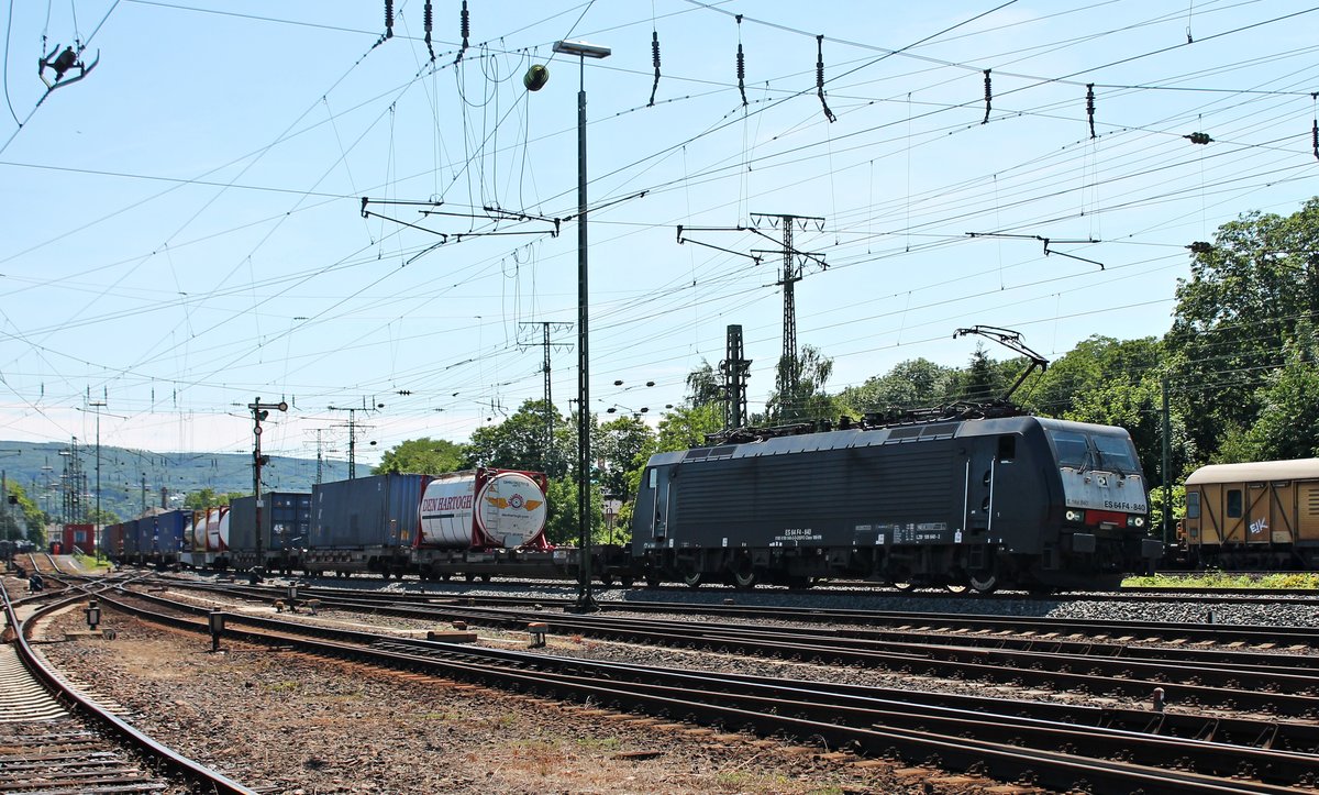 Durchfahrt am 14.06.2015 von MRCE/SBB Cargo International ES 64 F4-840 (189 840-2) mit einem Containerzug in Koblenz Lützel gen Norden.