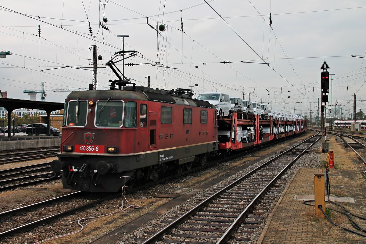 Durchfahrt am 14.10.2015 von Re 430 355-8 mit einem langen Autozug über Gleis 1 durch den Badischen Bahnhof von Basel in Richtung Rangierbahnhof Muttenz.