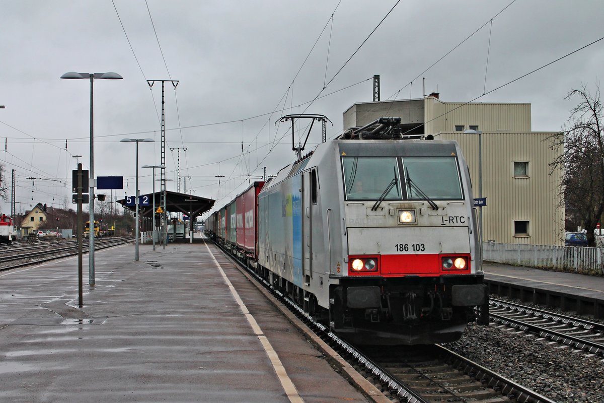 Durchfahrt am 17.01.2015 von BLS Cargo 186 103 mit einem Conatinerzug in Müllheim (Baden) in Richtung Schweizer Grenze.