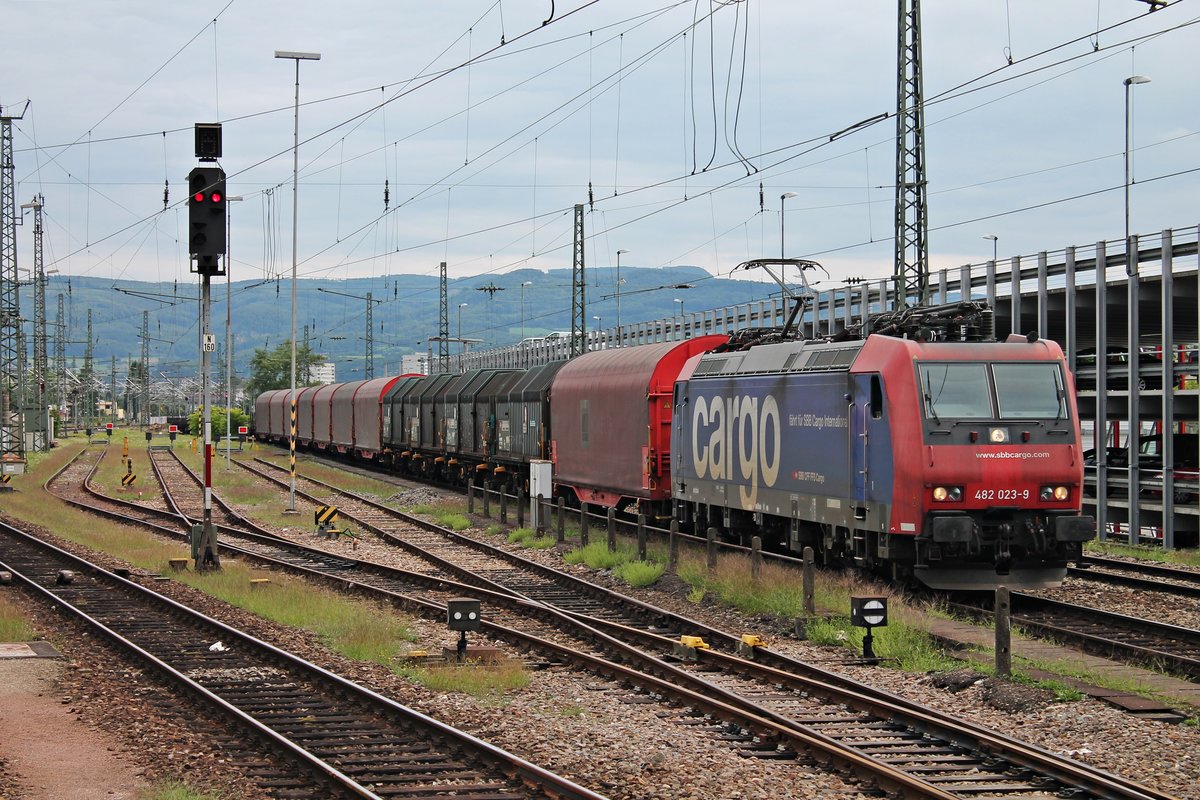 Durchfahrt am 17.08.2015 von Re 482 023-9 mit dem DGS 48620 (Muttenz - Göttingen Gbf) über Gleis 1 durch den Badischen Bahnhof von Basel in Richtung Norden.