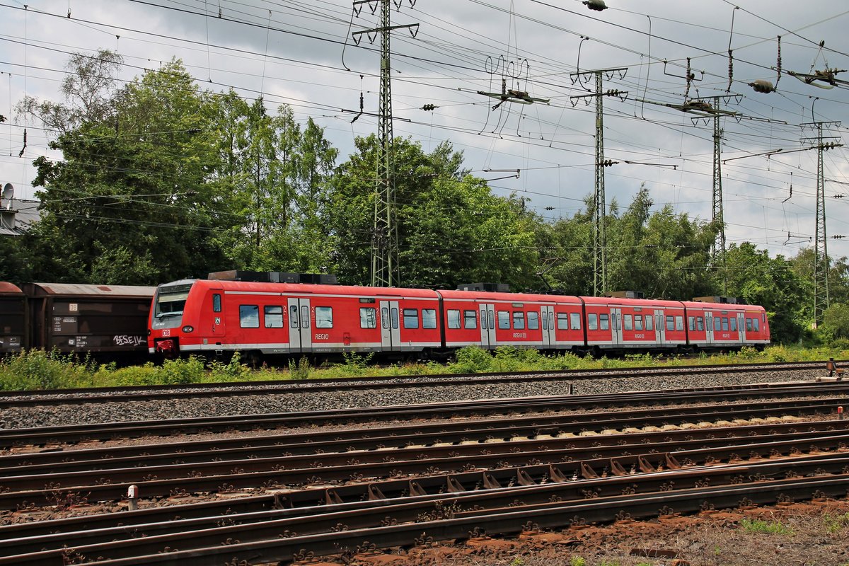 Durchfahrt am 18.06.2016 von 425 103-9 als RB 27  Rhein-Erft-Bahn  (Köln Hbf - Koblenz Hbf) in Koblenz Lützel, während dem Sommerfest des DB Museum, in Richtung Zielbahnhof.