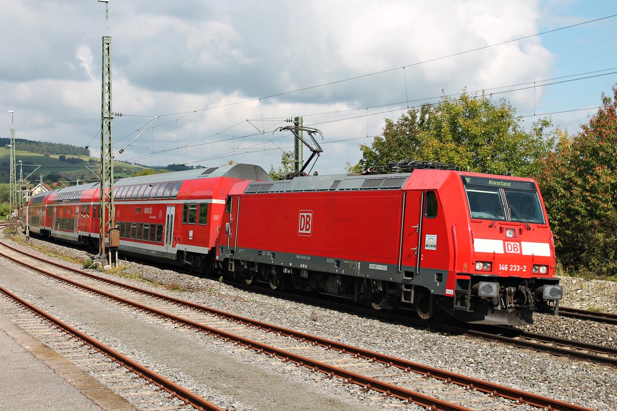 Durchfahrt am 20.09.2017 von 146 233-2  Donaueschingen  mit ihrem RE (Karlsruhe Hbf - Konstanz) in Welschingen-Neuhausen gen Singen (Hohentwiel).