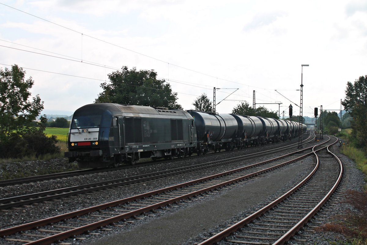 Durchfahrt am 20.09.2017 von BRLL/HSL ER20-008 (223 008-4) mit einem Kesselzug durch den Bahnhof von Welschingen-Neuhausen in Richtung Engen.