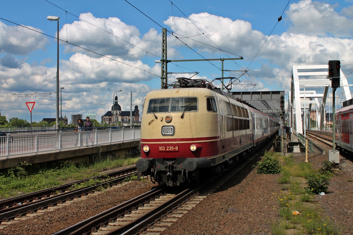 Durchfahrt am 24.05.2014 von 103 235-8 mit dem IC 118 (Innsbruck - Münster (Westf.) Hbf) in Ludwigshafen (Rhein) Mitte.