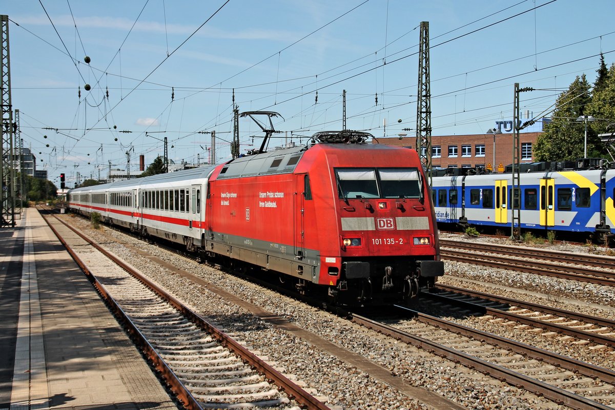 Durchfahrt am 25.08.2015 von 101 135-2 mit dem IC 2083  Königsee  (Hamburg Altona - Berchtesgarden) in München Heimeranplatz in Richtung Ostbahnhof.