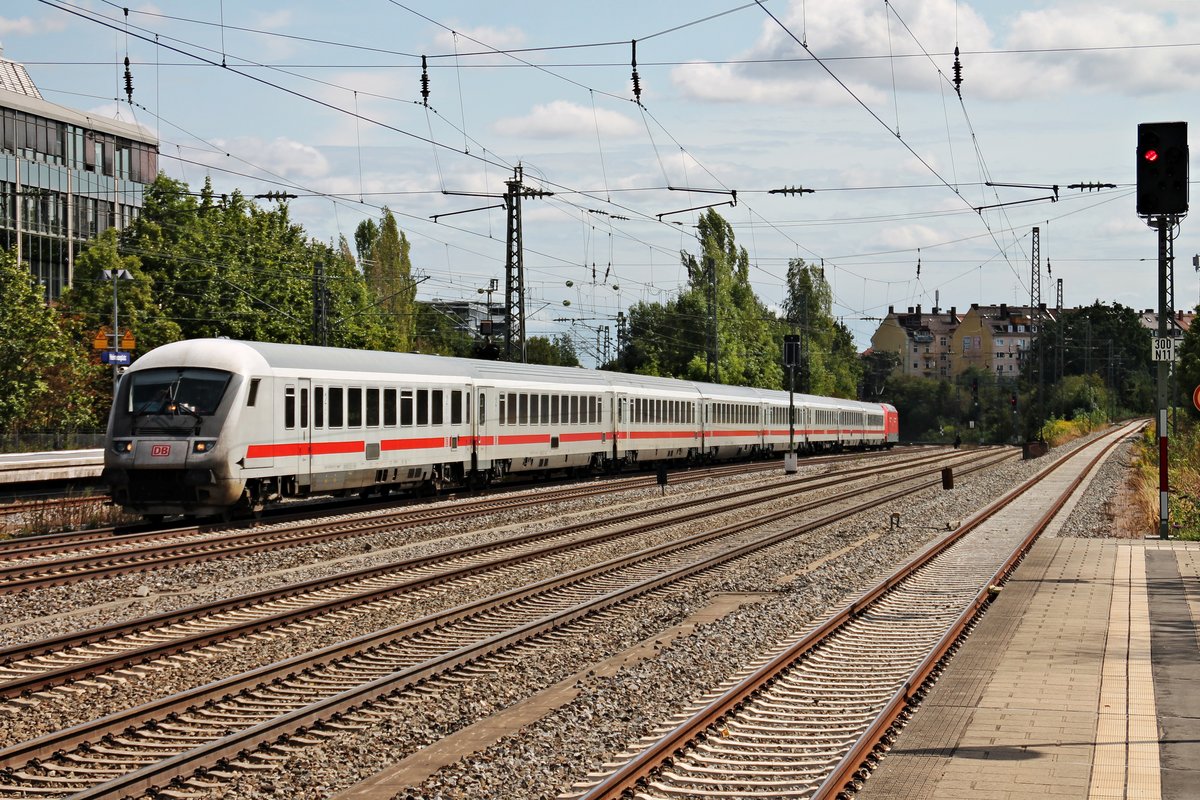 Durchfahrt am 25.08.2015 von D-DB 61 80 80-91 142-2 zusammen mit der Schublok 101 066-9 als EC in München Heimeranplatz in Richtung Hauptbahnhof.