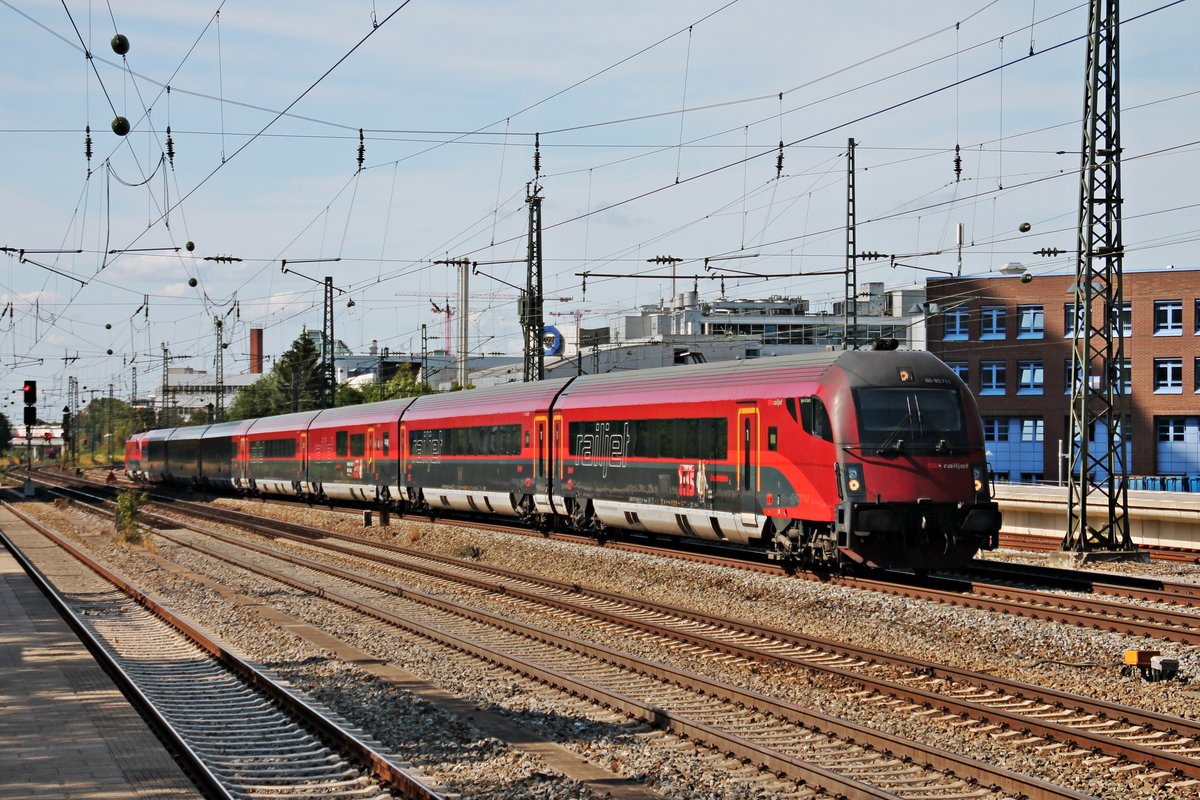 Durchfahrt am 25.08.2015 von Railjet-Steuerwagen 80-90.711 mit der 1116 211 als Schublok in München Heimeranplatz in Richtung Ostbahnhof.