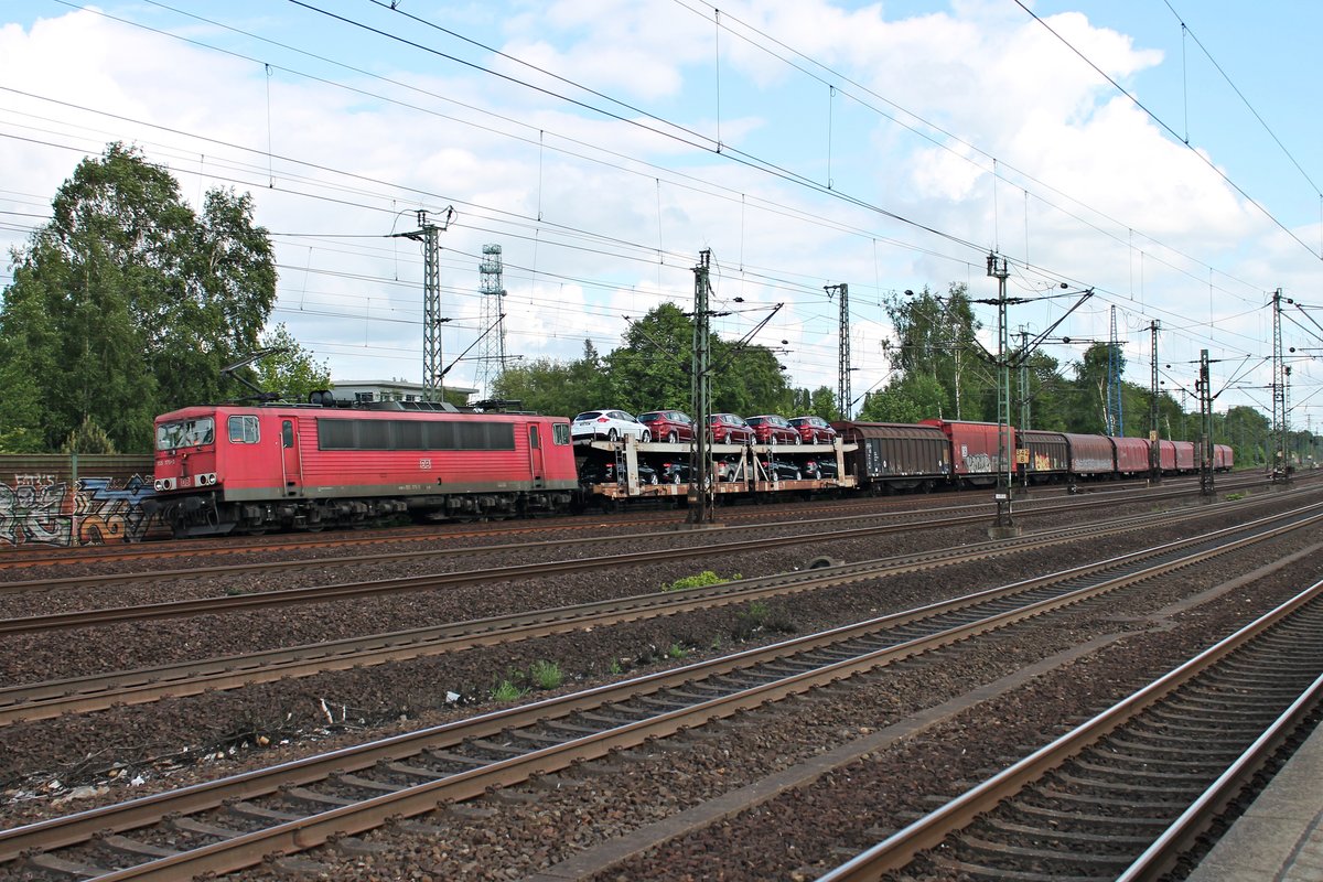 Durchfahrt am 26.05.2015 von 155 175-3 mit einem gemischten Güterzug in Hamburg Harburg gen Norden.