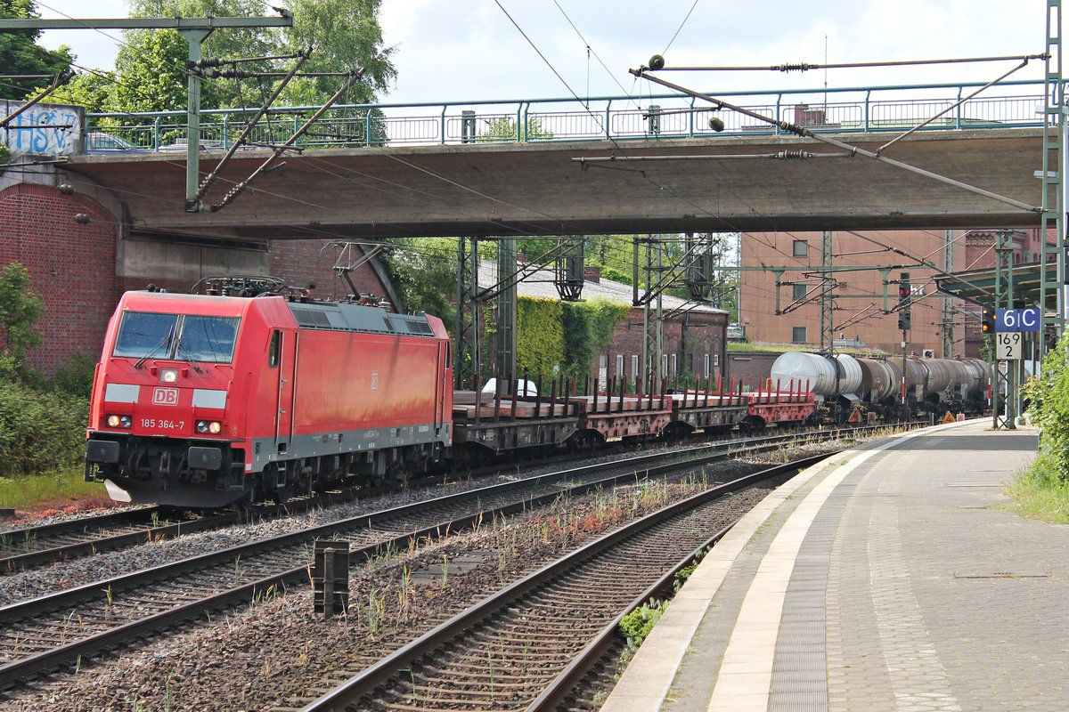 Durchfahrt am 26.05.2015 von 185 364-7 mit einem gemischten Güterzug aus dem Hamburger Hafen in Harburg gen Maschen.