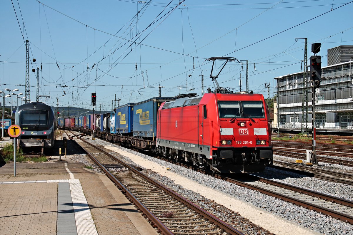 Durchfahrt am 26.08.2015 von 185 391-0 mit einem KLV über Gleis 7 durch Regensburg Hbf in Richtung Süden.