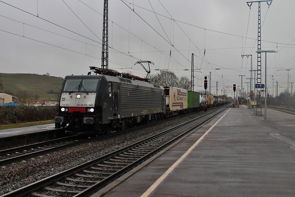 Durchfahrt am 28.02.2014 beio strömenden Regen von der MRCE/SBB Cargo ES 64 F4-083 (189 983-0) mit einem Containerzug in Müllheim (Baden).