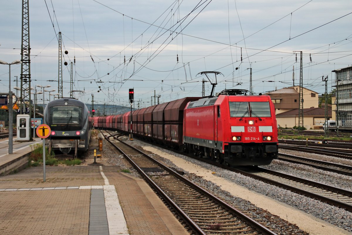 Durchfahrt am 28.08.2015 von 185 214-4 zusammen mit der 185 213-6, welche am Zugschluss hing, mit einem schweren Erzzug nach Linz (AT) durch den Regensburger Hauptbahnhof gen Süden.