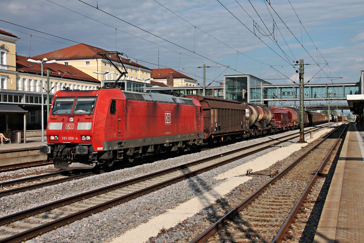 Durchfahrt am 28.08.2015 auf Gleis 6 von 185 006-4 mit einem gemischten Güterzug durch den Hauptbahnhof von Regensburg in Richtung Norden.