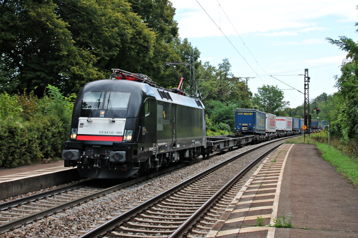 Durchfahrt am 28.08.2015 von MRCE/TXL ES 64 U2-065 (182 565-2) mit einem  LKW Walter -KLV in Etterzhausen gen Nürnberg.