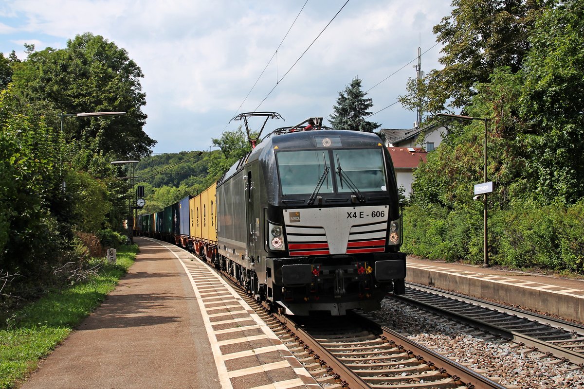 Durchfahrt am 28.08.2015 von MRCE/WLC X4 E-606 (193 606-1) mit einem Containerzug in Etterzhausen in Richtung Regensburg/Passau.