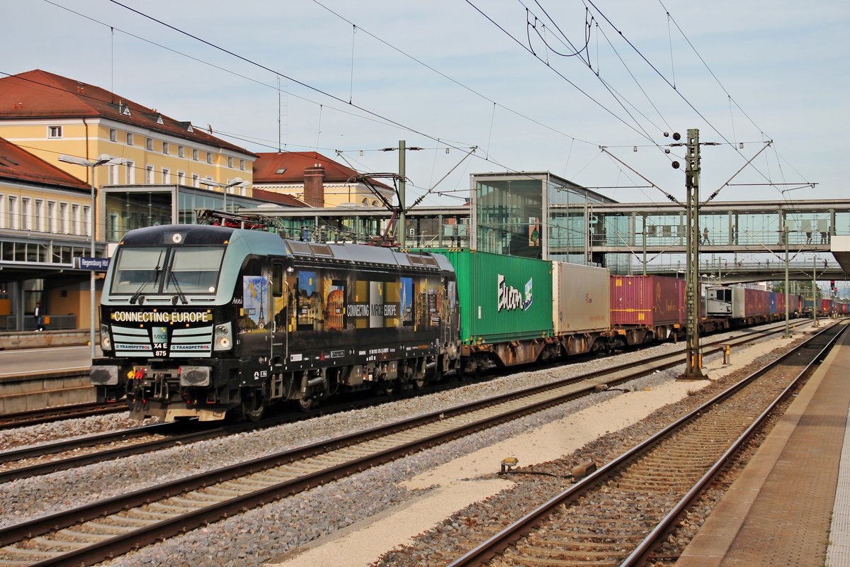 Durchfahrt am Abend des 27.08.2015 von MRCE/RTB Cargo X4 E-875 (193 875-2)  Connecting Europe/Anni  mit einem Containerzug über Gleis 6 durch den Hauptbahnhof von Regensburg in Richutng Norden.