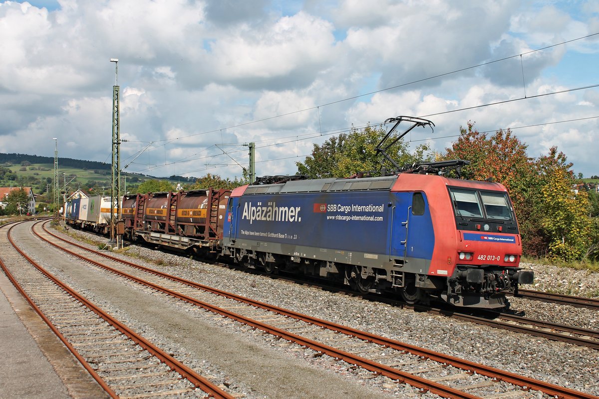 Durchfahrt am Mittag des 20.09.2017 von Re 482 013-0  Alpäzähmer  mit einem Containerzug als Rastatt-Umleiter durch den Bahnhof von Welschingen-Neuhausen in Richtung Singen (Hohentwiel).