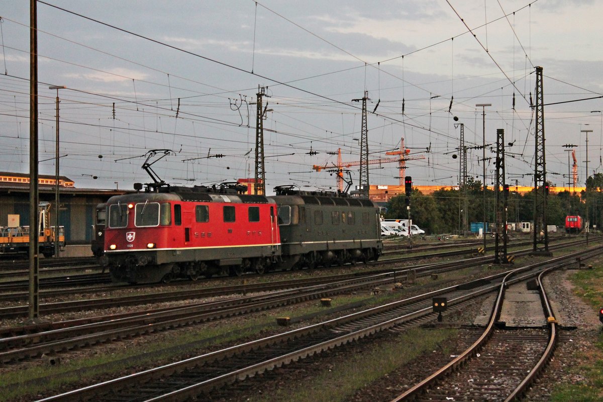 Durchfahrt am Morgen des 04.08.2015 von SBB Cargo Re 4/4 11326 zusammen mit der grünen Re 6/6 11663  Eglisau  als Lokzug über Gleis 1 durch Basel Bad Bf in Richtung Rangierbahnhof Muttenz. Zuvor brachten die zwei Maschinen einen Containerzug nach Basel Bad Rbf/Weil am Rhein.
