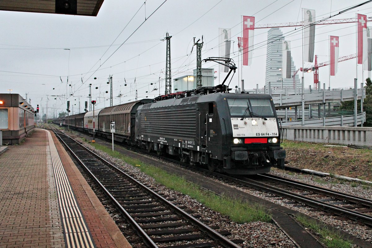 Durchfahrt am Morgen des 11.08.2015 von MRCE/Captrain ES 64 F4-114 (189 114-2) mit einem leeren Papierzug nach Schweden durch den Badischen Bahnhof von Basel in Richtung Freiburg.