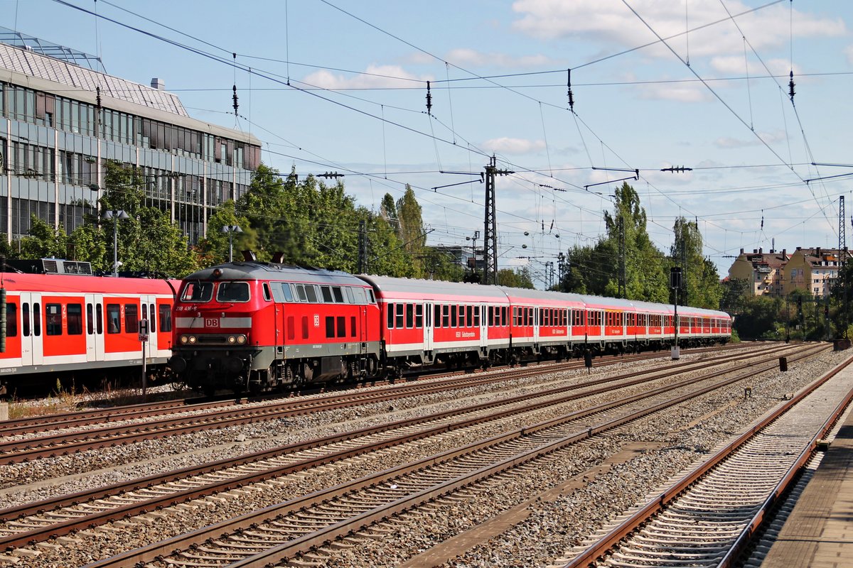 Durchfahrt von der Mühldorfer 218 416-6 am 25.08.2015 mit Fernlicht und ihrer RB (Mühldorf - München Hbf) in München Heimeranplatz gen Zielbahnhof.