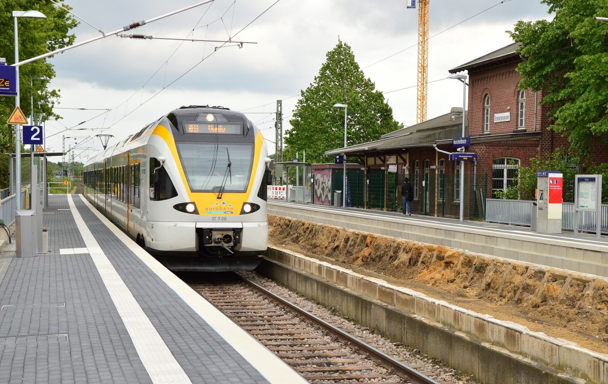 Durchfahrt einer RE 13 in Korschenbroich, es ist der ET 7.08 auf seinem Weg nach Venlo. 14.5.2014